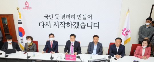 미래통합당 심재철(가운데) 당대표 권한대행이 22일 국회에서 열린 비공개 최고위원회의에서 '당 지도체제' 전수조사 결과 '김종인 비대위 체제'로 결론났다고 밝히고 있다.     연합뉴스